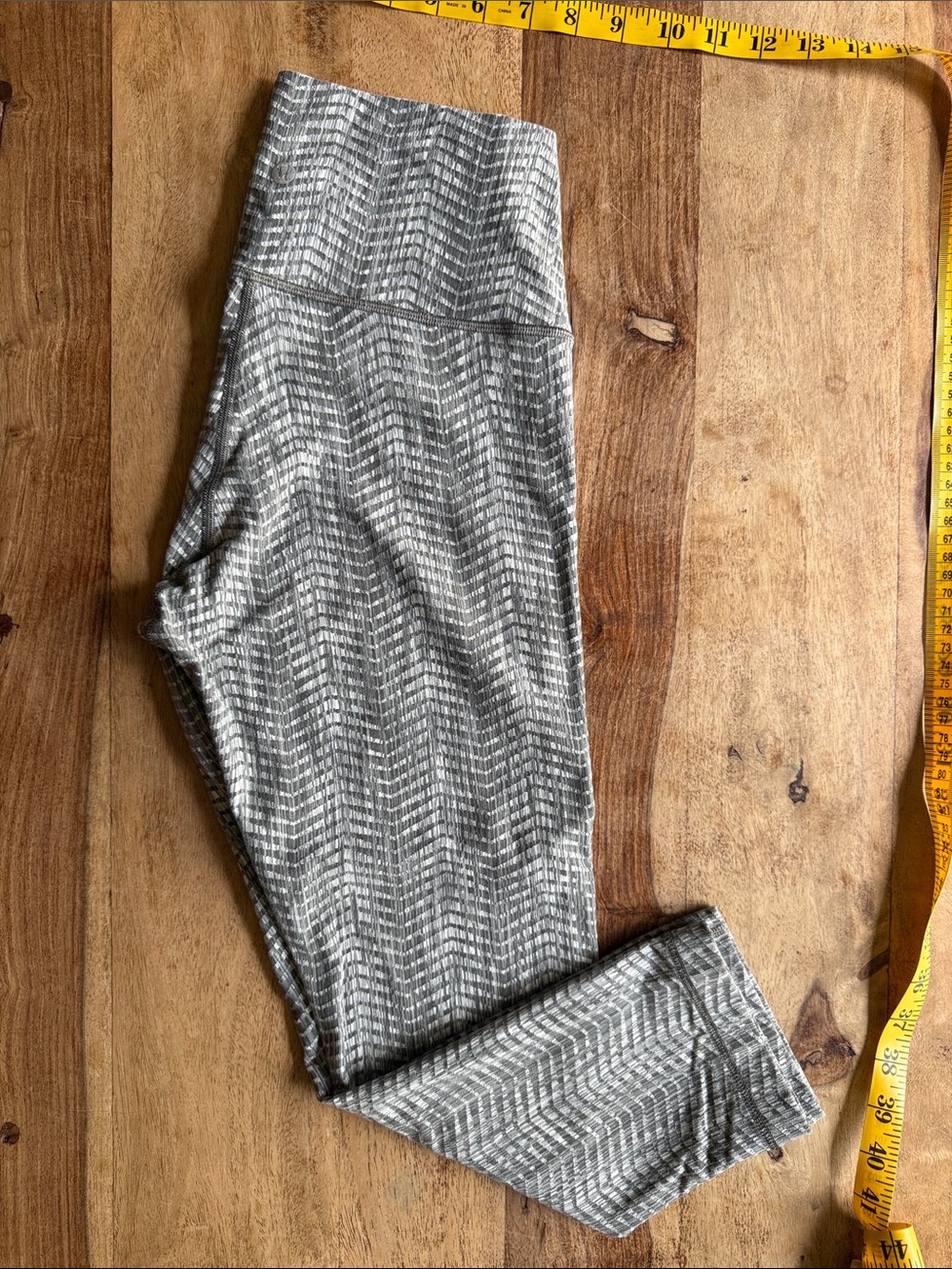 lululemon wonder under size 8 green/olive Chevron Pattern Leggings